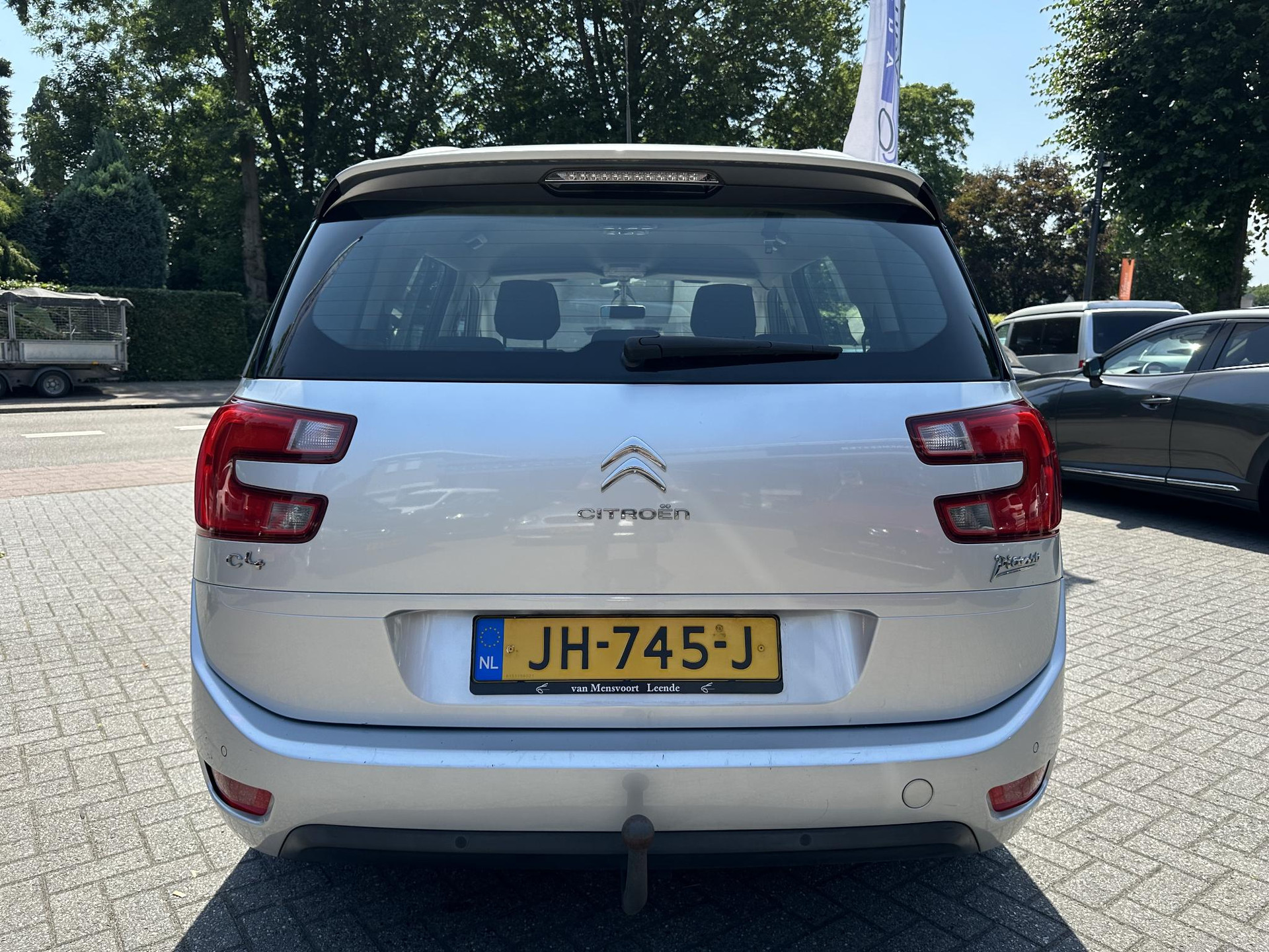 46110509-7.jpg