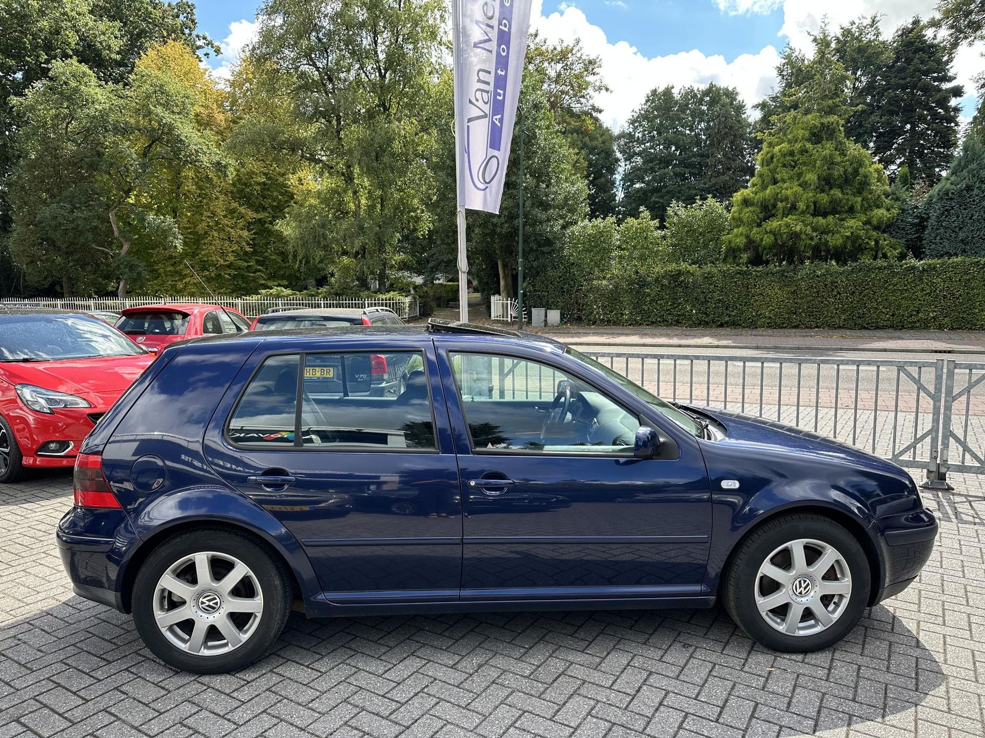 47309845-4.jpg