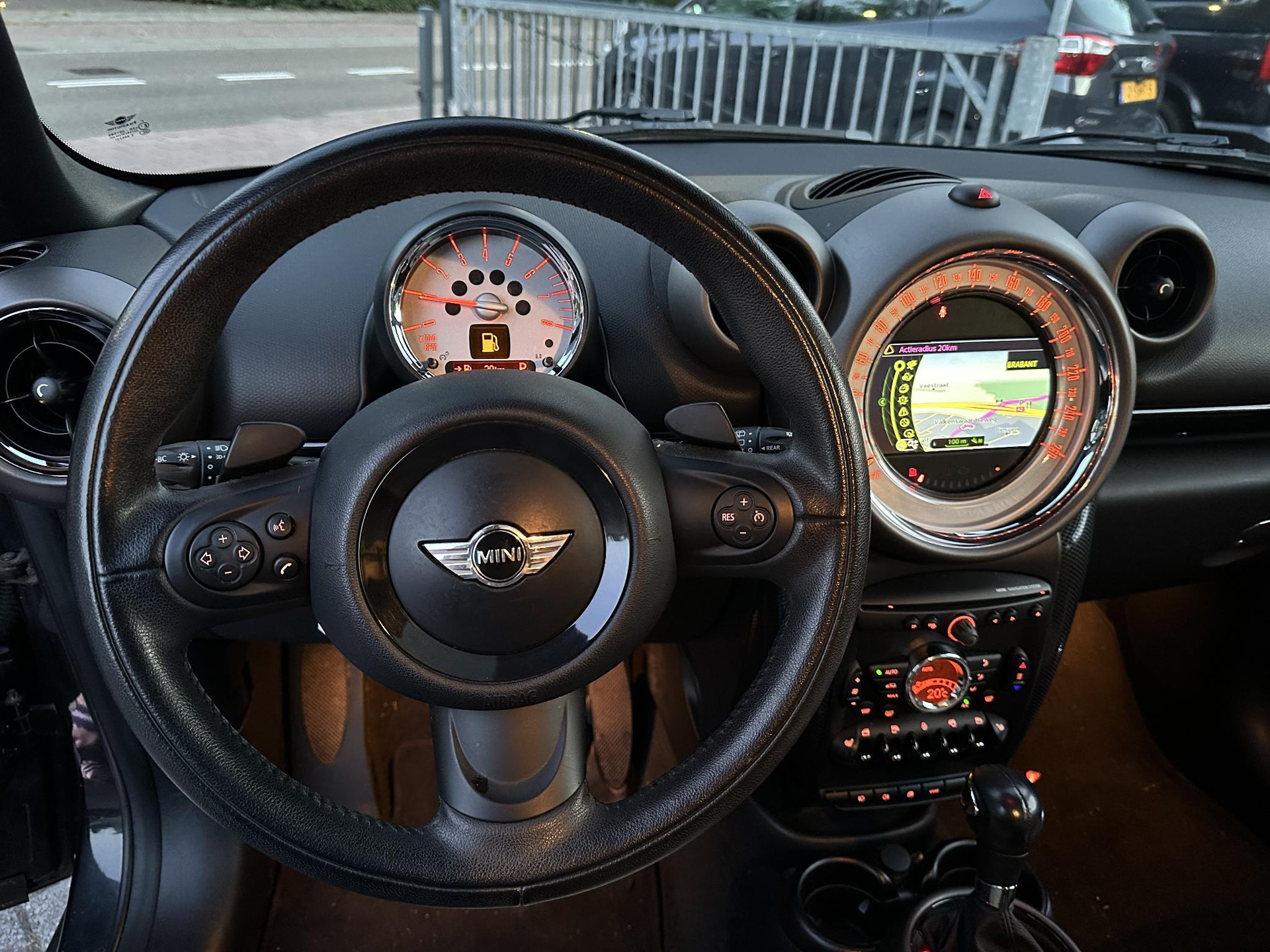 52427609-16.jpg