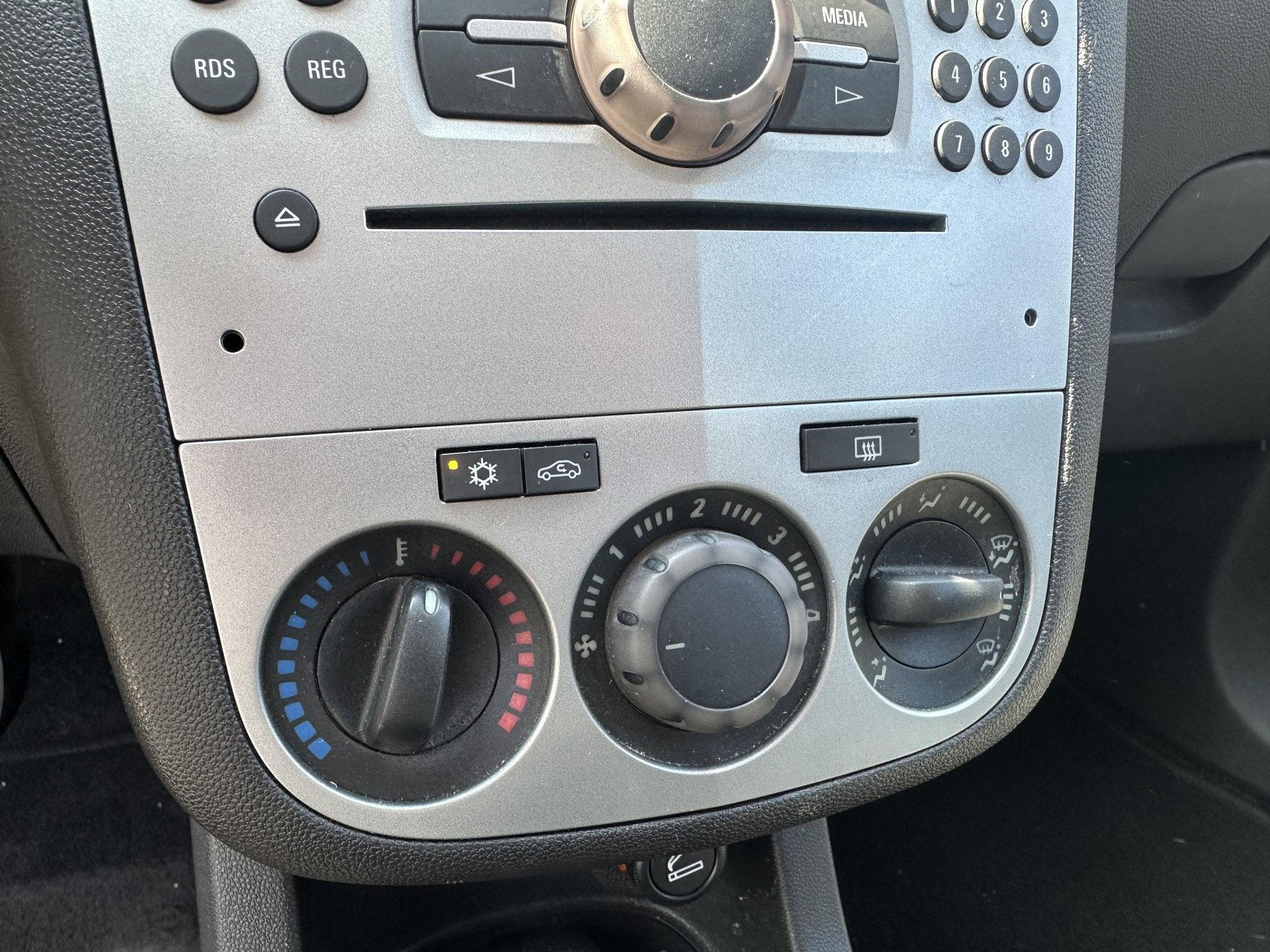 53071807-17.jpg