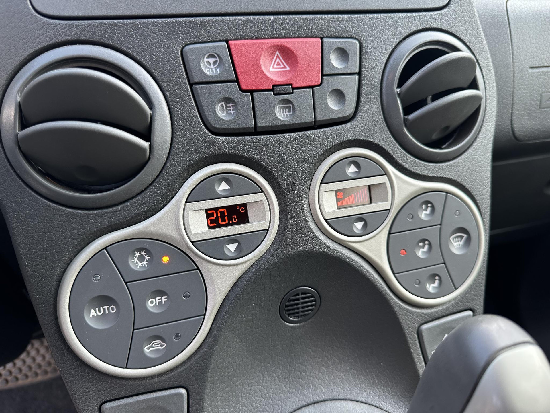 54700611-20.jpg