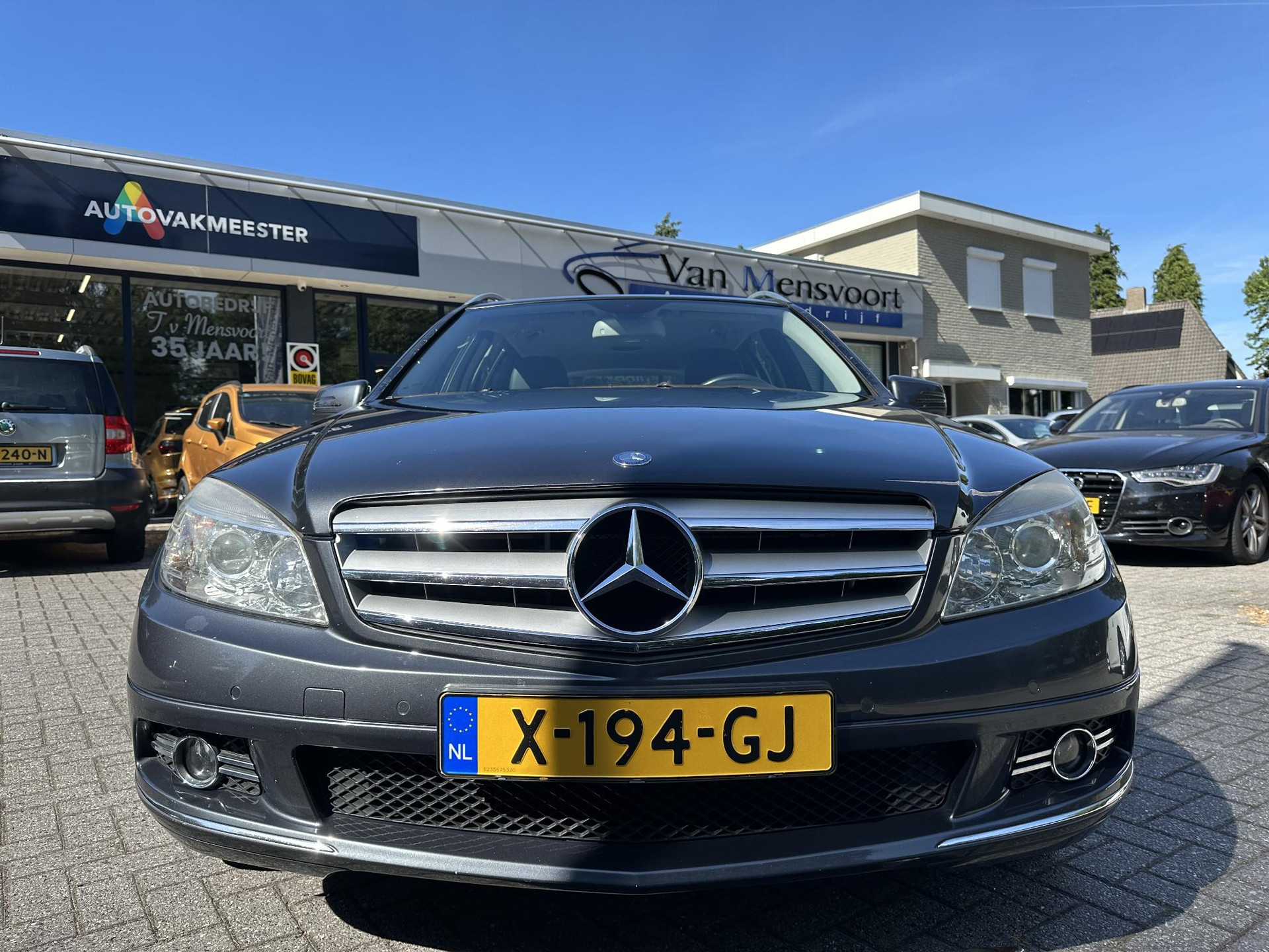 54802827-6.jpg