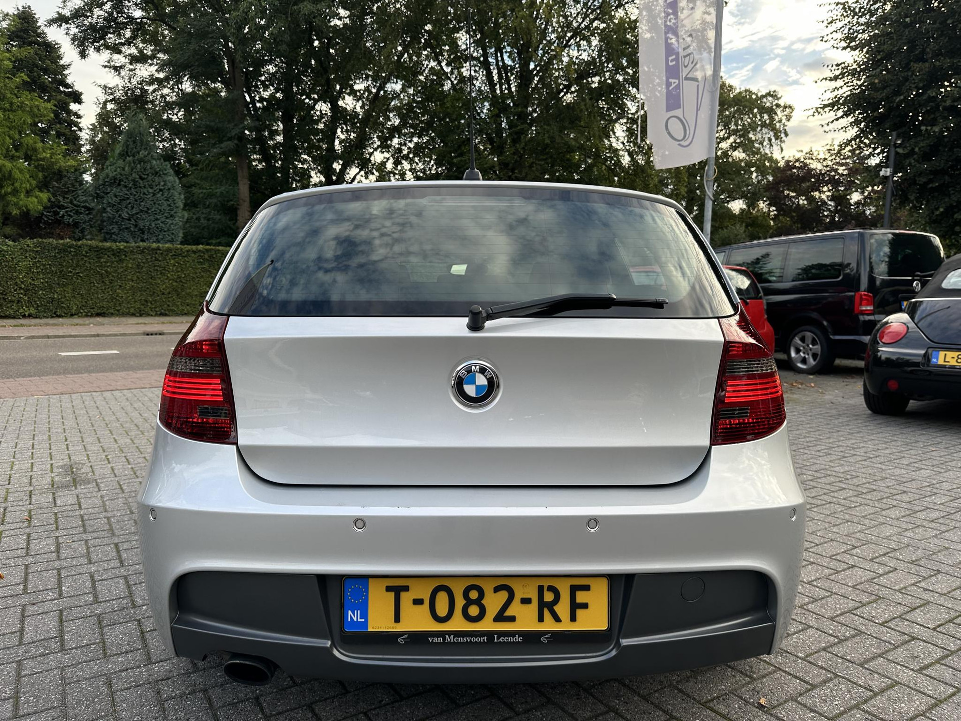 56662942-8.jpg