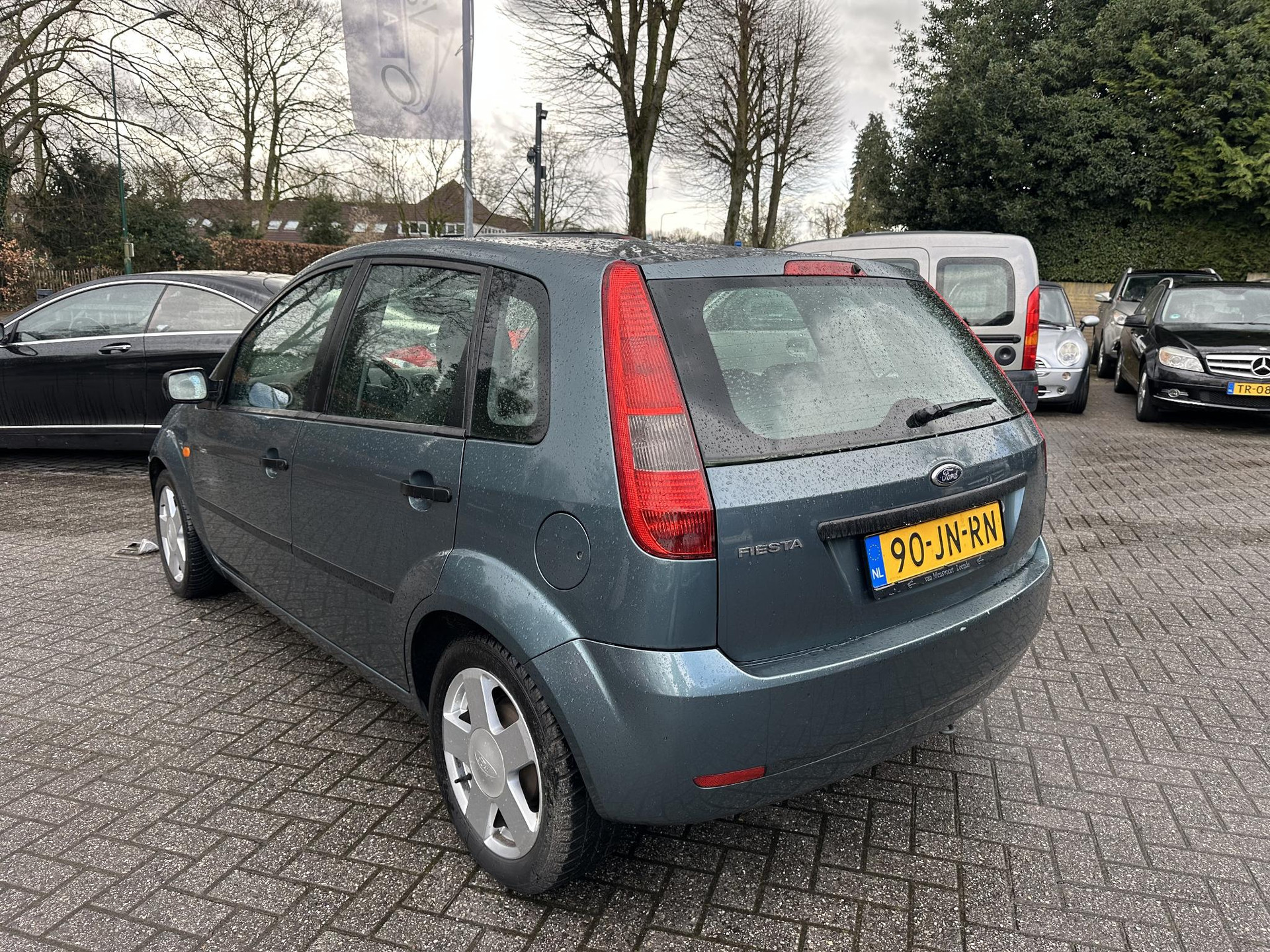 56776834-2.jpg