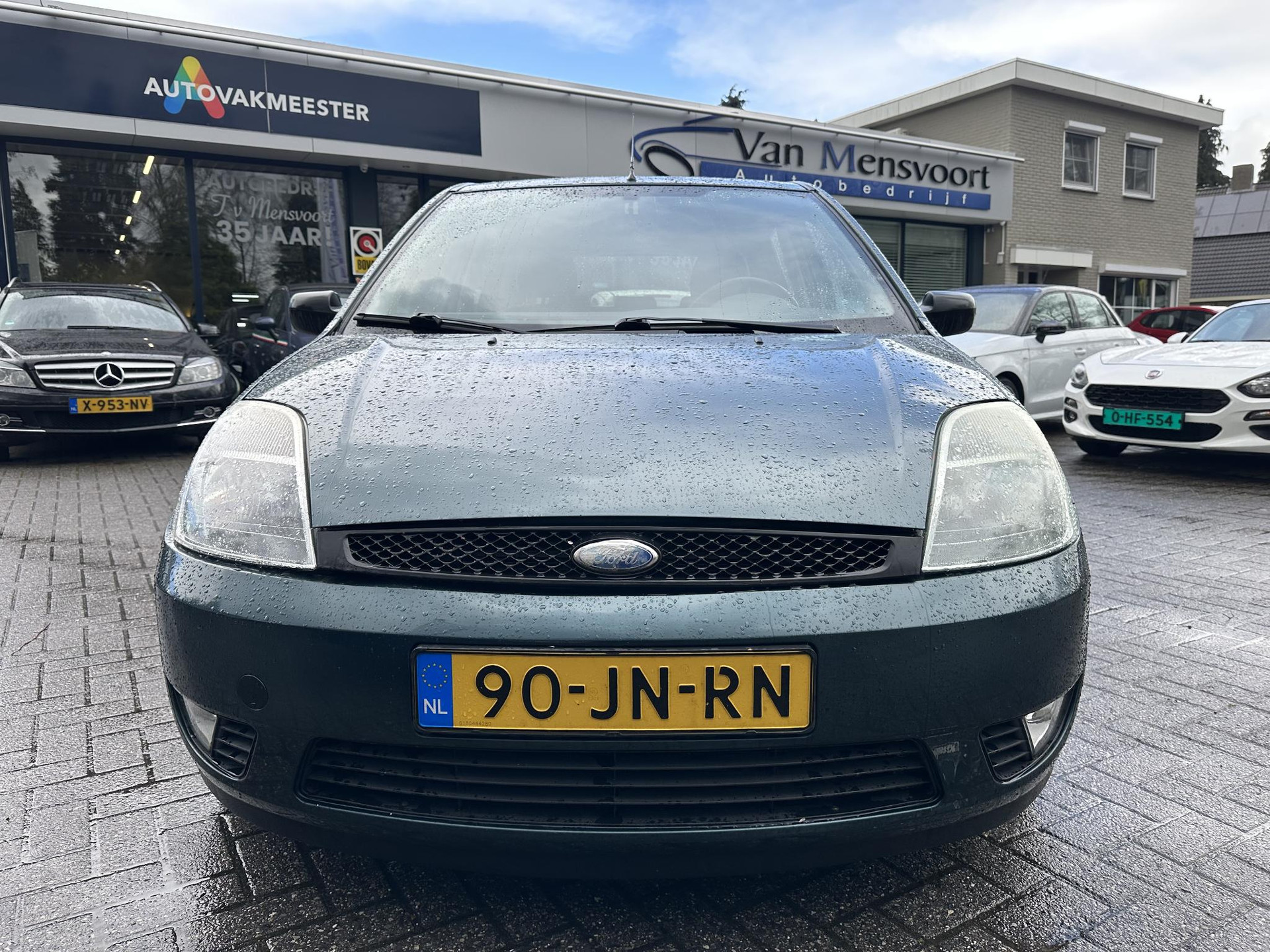 56776834-6.jpg