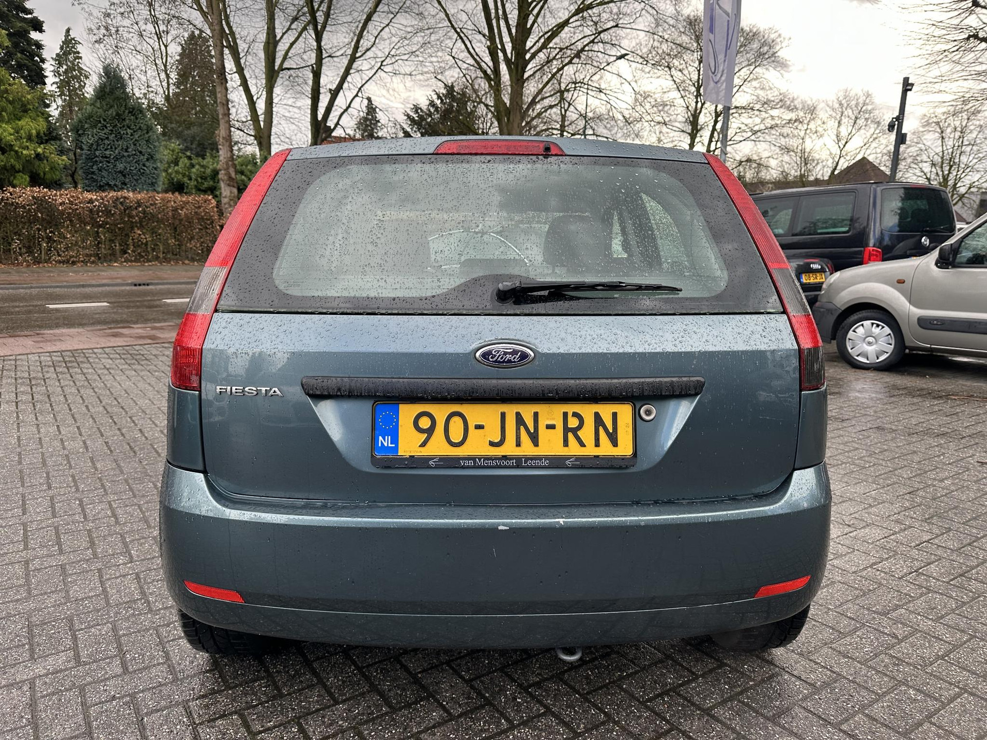 56776834-7.jpg