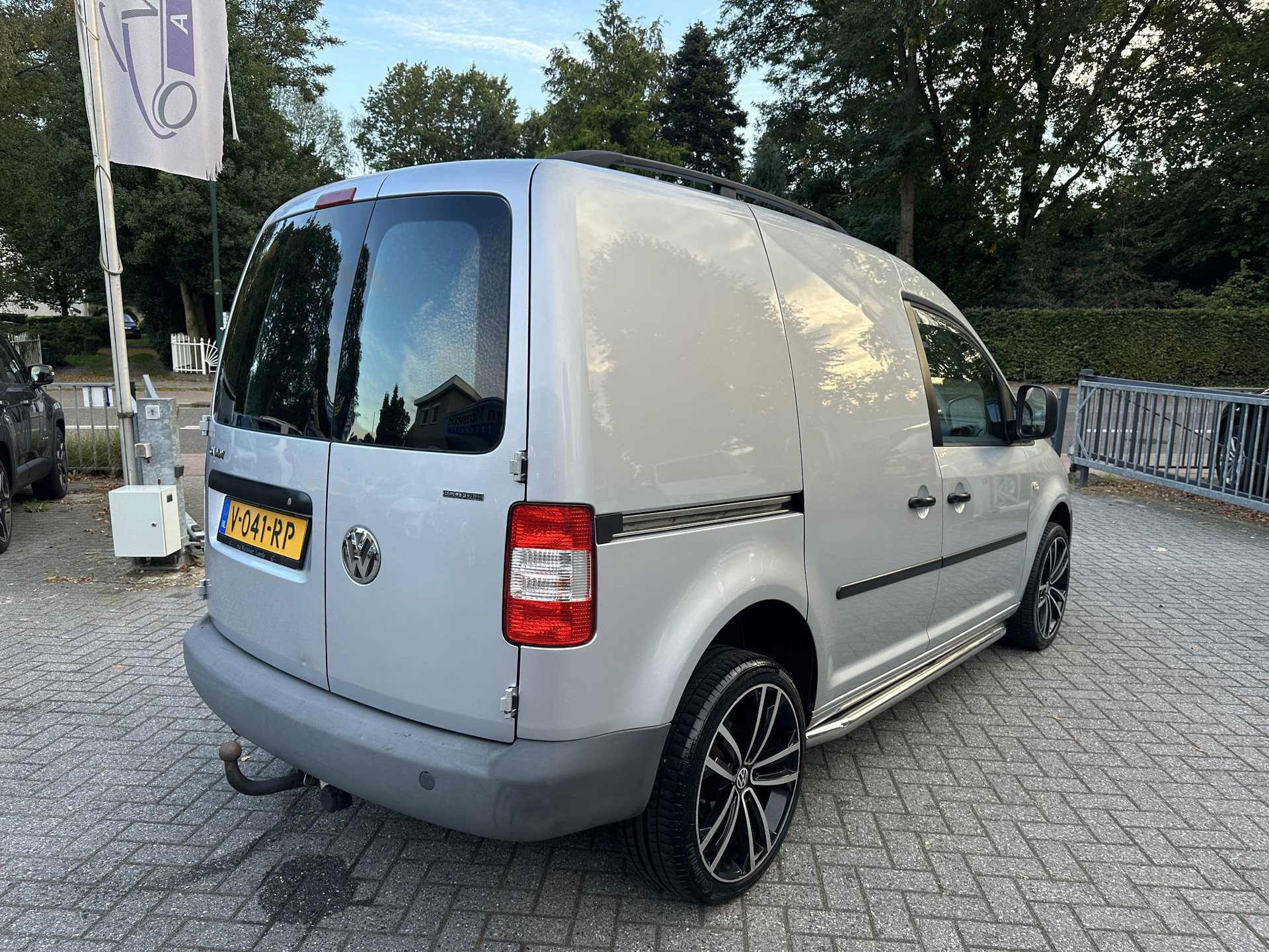 57267438-3.jpg