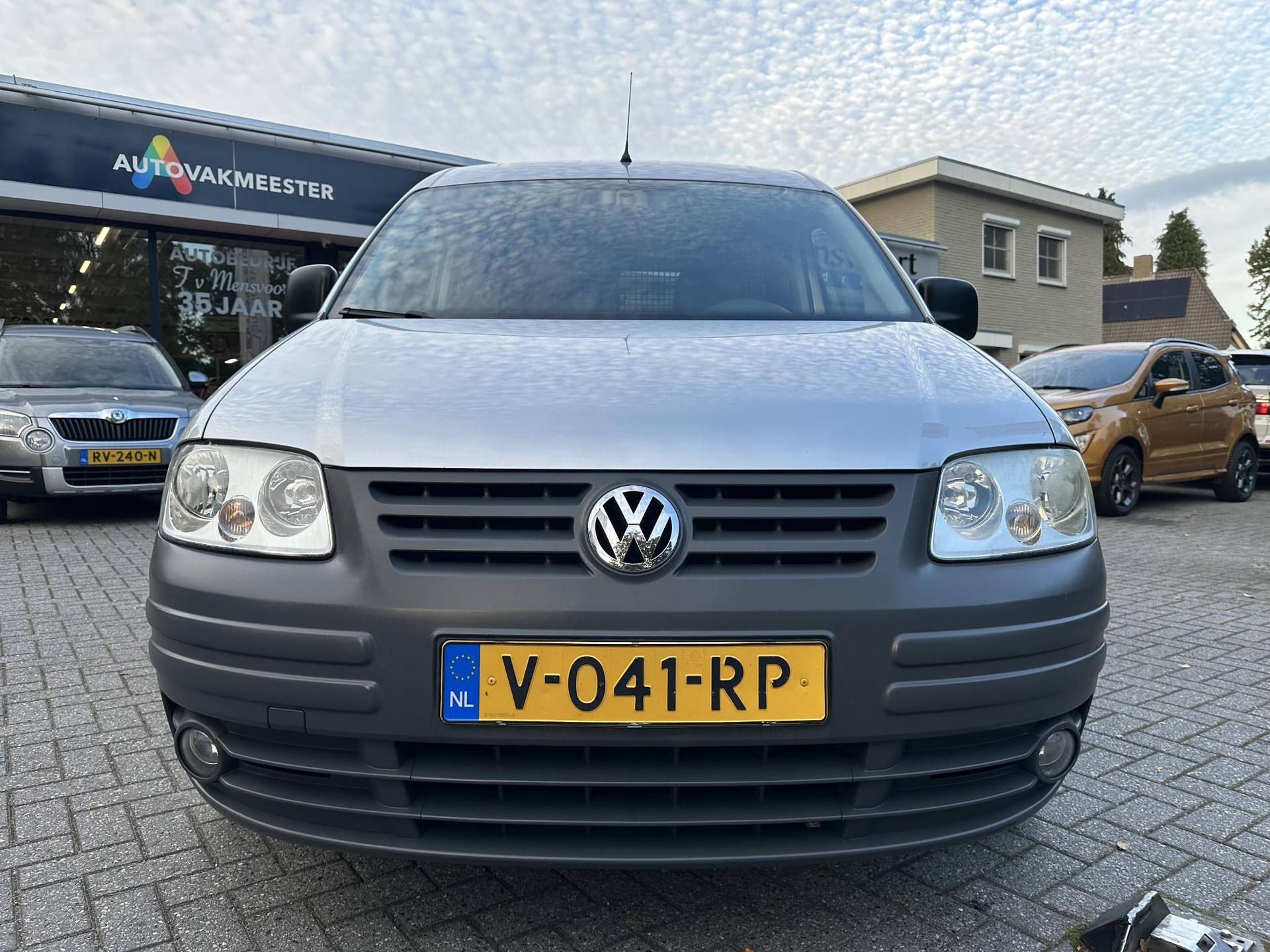 57267438-6.jpg